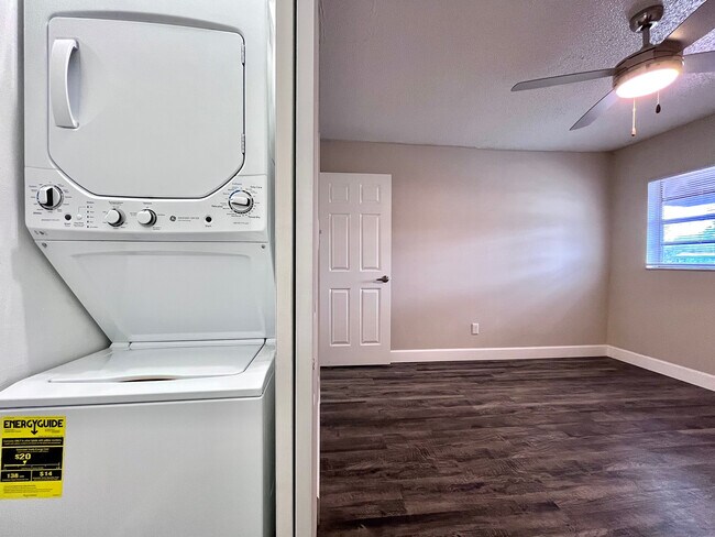 Disfrute de la comodidad moderna con lavandería en la unidad y acabados elegantes. - Inertio Apartments