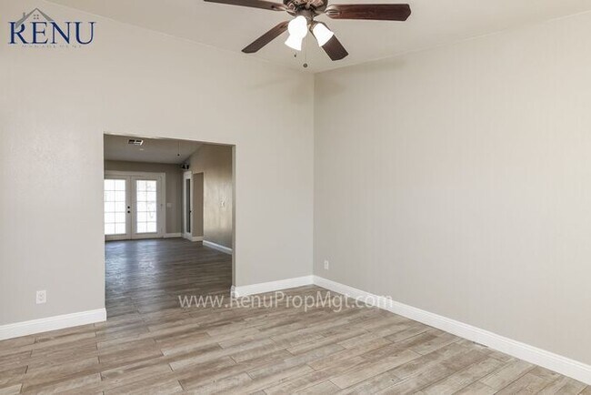 Foto del edificio - 4 Bed, 2 bath in Phoenix with Large Backyard!