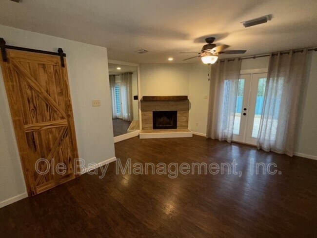 Building Photo - 6 Summer Oaks Dr