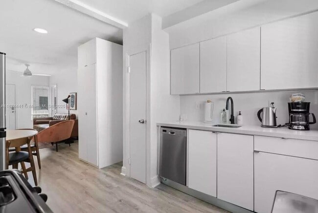 Foto del edificio - 7315-7325 Carlyle Ave