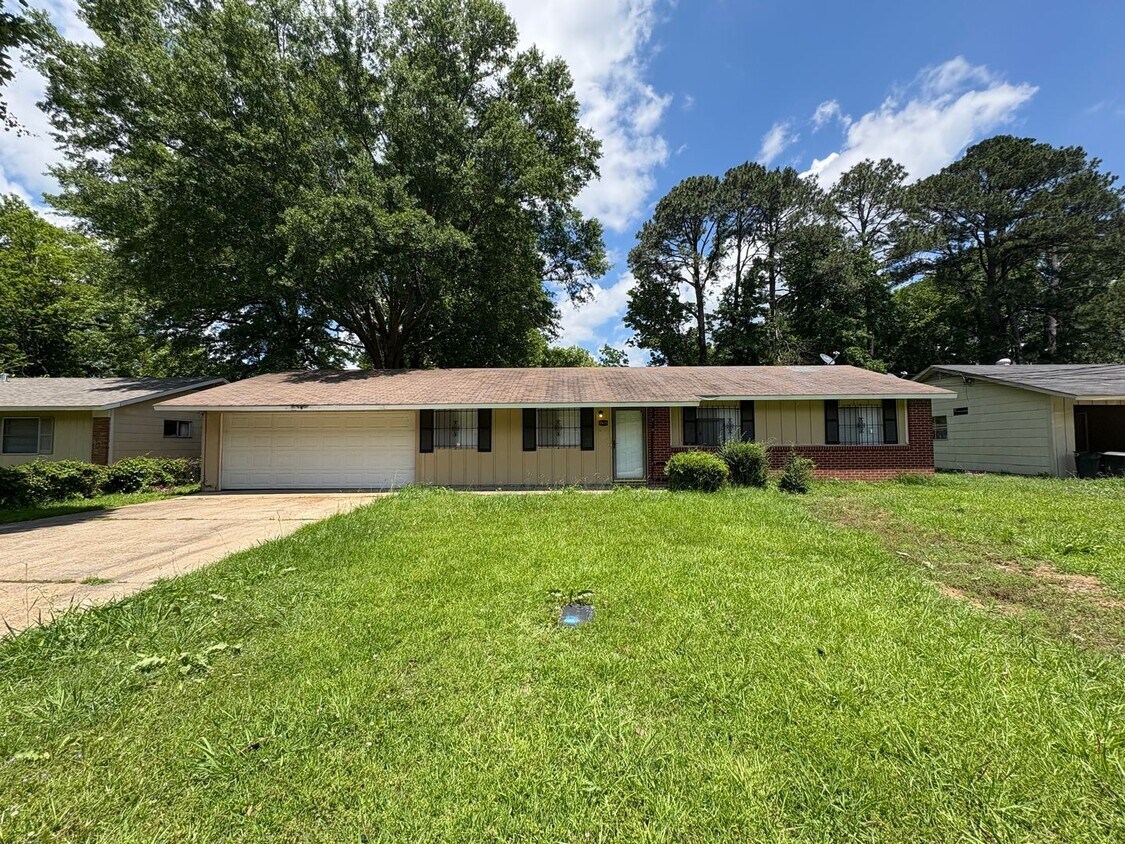 Primary Photo - 3 Bed/1.5 Bath in Westland Plaza