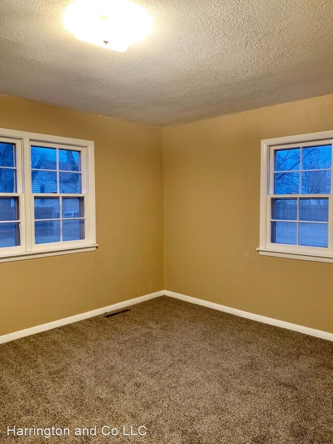 Building Photo - 3 br, 1 bath House - 320 E 5th Street