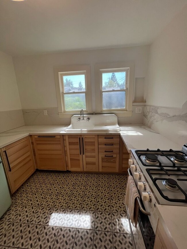 Building Photo - Walk to Campus From This Cute 2 Bedroom Back House