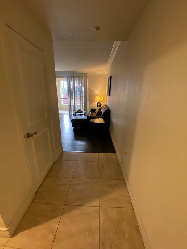Primary Photo - Charming Fully Furnished 1 Bedroom Condo: ...