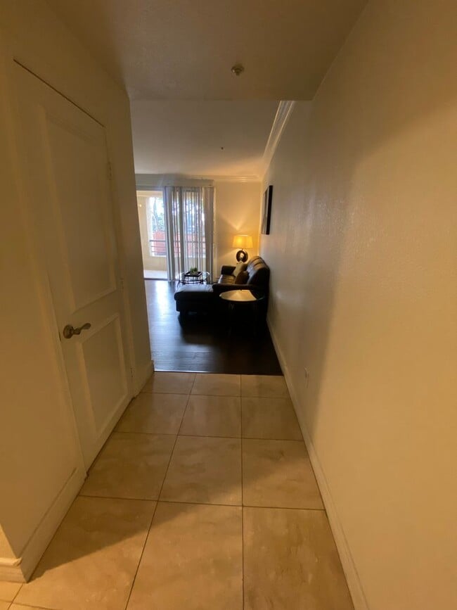 Building Photo - Charming Fully Furnished 1 Bedroom Condo: ...