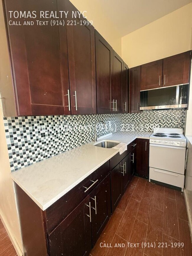 Building Photo - 712 E 214th St