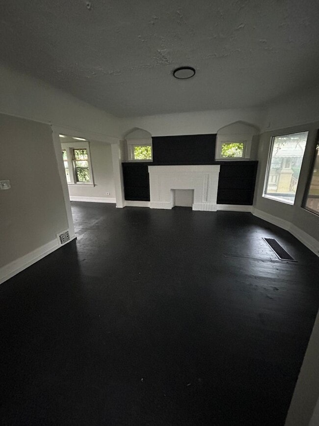 Building Photo - Coming Soon! Section 8 Accepted! Renovatio...