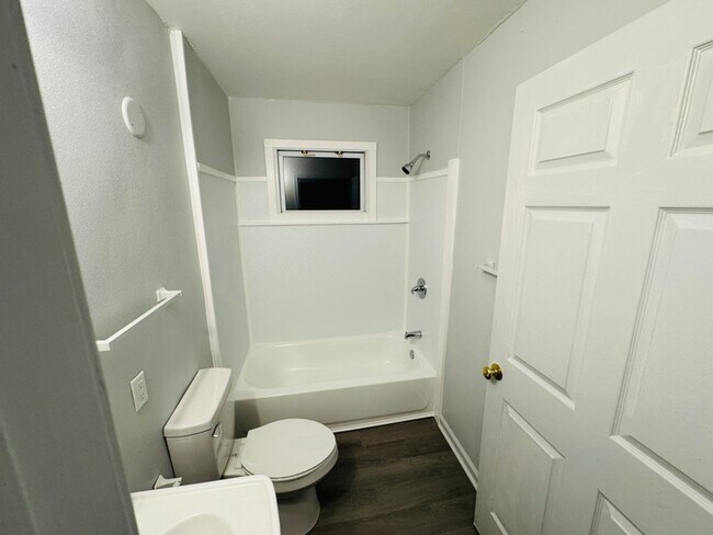 Foto del edificio - 2512 Rockwood Dr