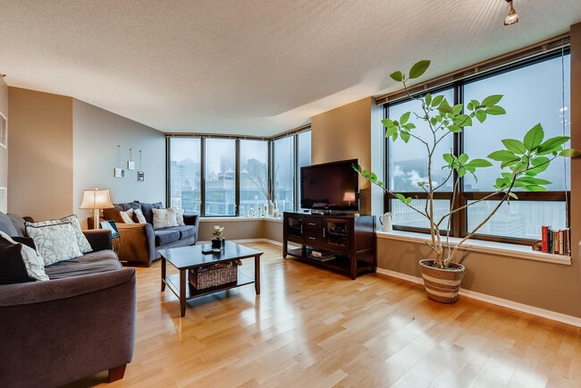 Building Photo - 400 N La Salle Dr