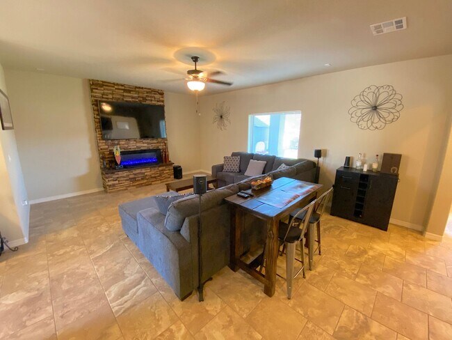 Building Photo - East El Paso 3 bed Refrig A/C w/ Gorgeous ...