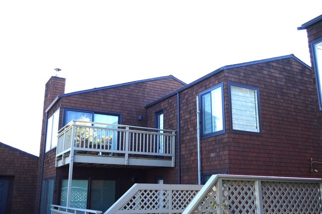 Building Photo - ONE LEVEL TOP-UNIT CONDO IN HEADLANDS WITH STUNNING BAY VIEWS