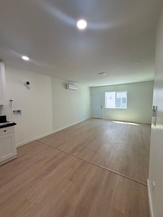 Building Photo - 244 1/2 E 97th St