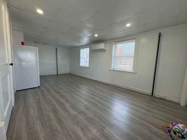 Building Photo - Spacious Rooftop Studio Efficiency with Ga...