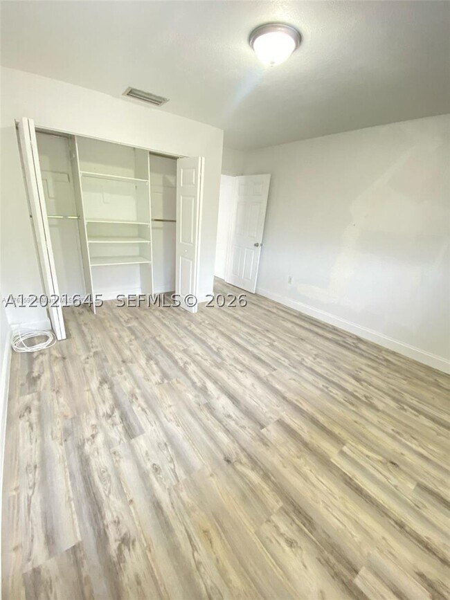 Foto del edificio - 1616 NE 151st St