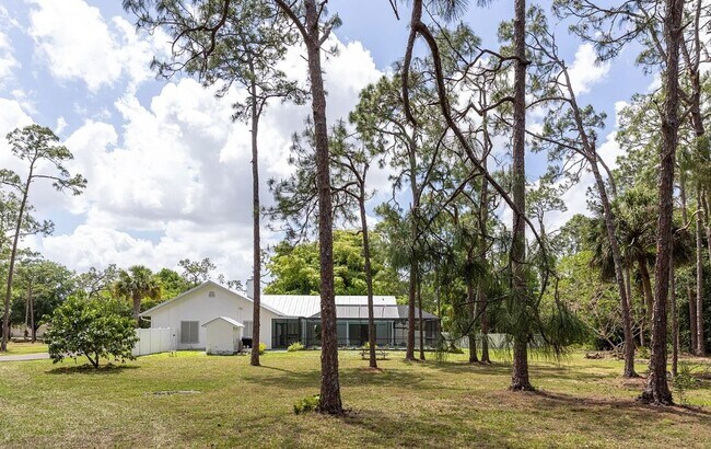 Building Photo - ***STUNNING POOL HOME***ANNUAL UNFURNISHED RENTAL***COMPLETELY REMODELED***NEAR DOWNTOWN NAPLES***
