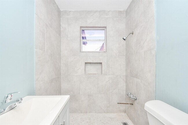 Foto del edificio - 8321 Homewood Ln