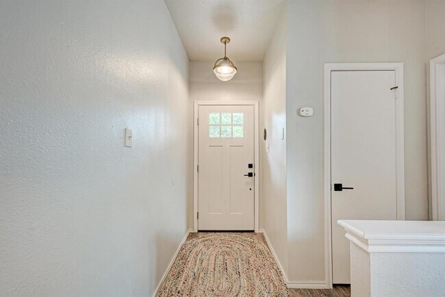 Foto del edificio - 922 Thackeray Ln