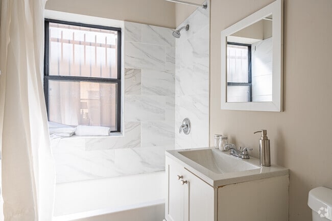 2BR, 1BA - 675SF - Bathroom - [DO NOT MANAGE] 4611 South Drexel Blvd