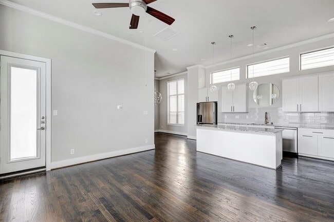 Building Photo - 930 W 22nd St