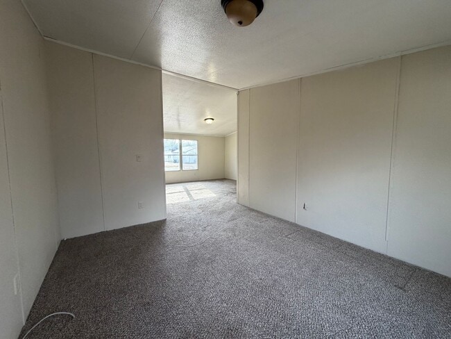 Building Photo - Huge 4 bed for only 1400?!?!