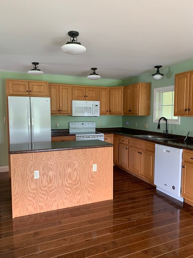 Eat-in kitchen - 56 Finney Rd House