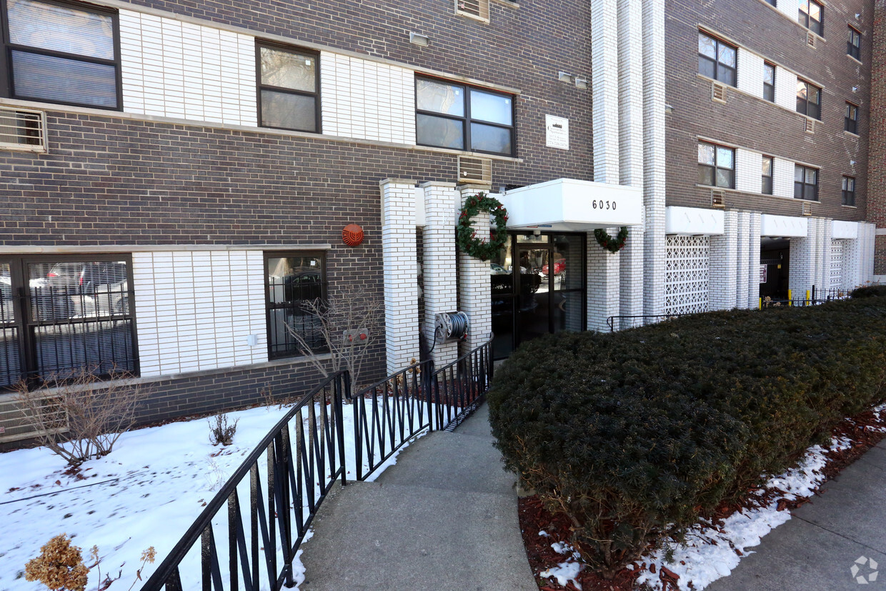 Foto del edificio - 6030 N Kenmore Ave