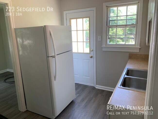 Building Photo - 723 Sedgefield Dr