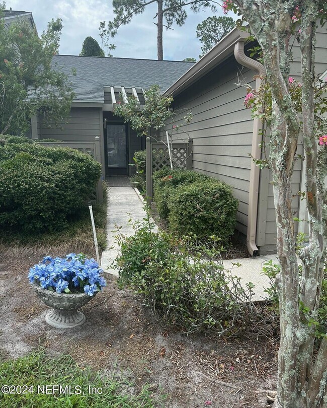 Building Photo - 7623 Baymeadows Cir W