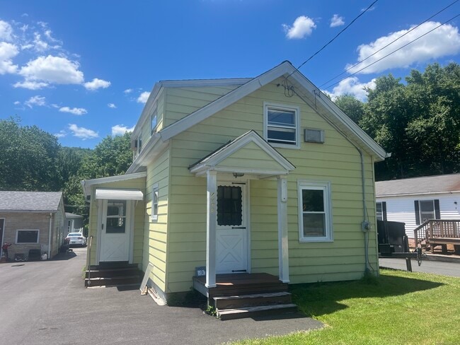 Foto del edificio - 1402 Waterbury Rd