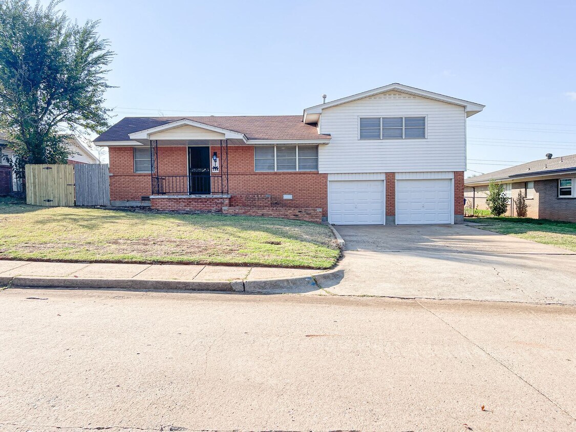 Foto principal - 3 Bed/1.5 Bath/2 car garage home in Midwest City.