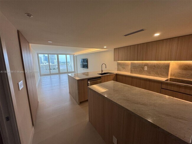 Building Photo - 1717 N Bayshore Dr