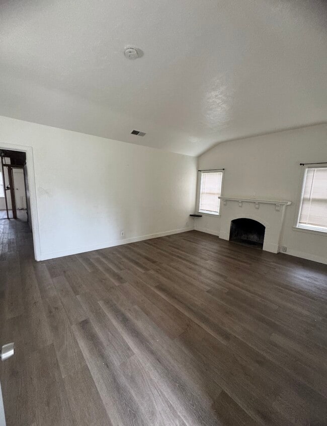 Building Photo - 1361 N Safford Ave