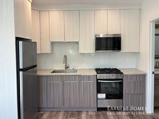 Foto del edificio - 8045 Darby Ave