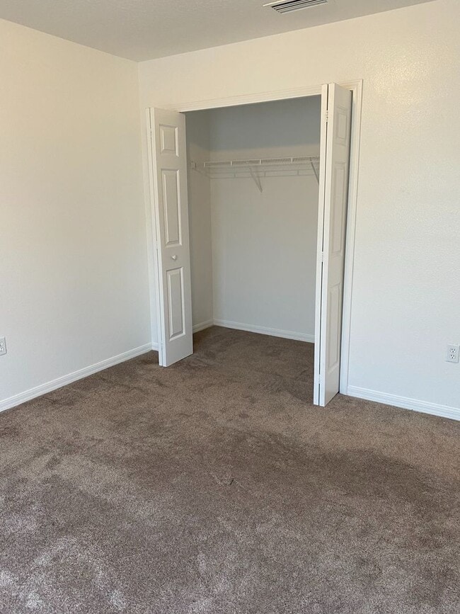 Building Photo - 4 Bedroom 2 bath with 2 car garage