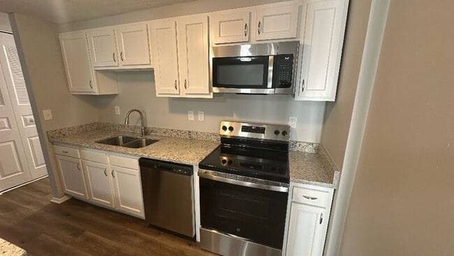 Building Photo - 2865 Chatsworth Way