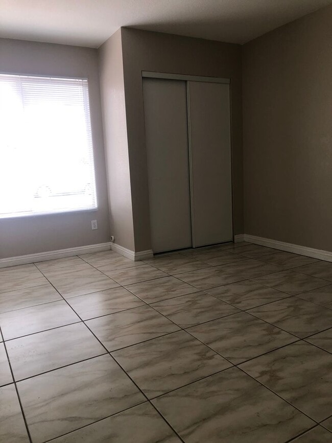 Building Photo - GORGEOUS SINGLE STORY HOME IN NORTH TOWN READY FOR YOU TO RENT !!