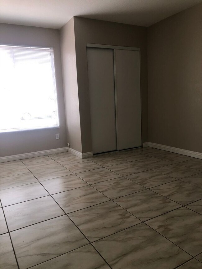 Foto del edificio - GORGEOUS SINGLE STORY HOME IN NORTH TOWN READY FOR YOU TO RENT !!