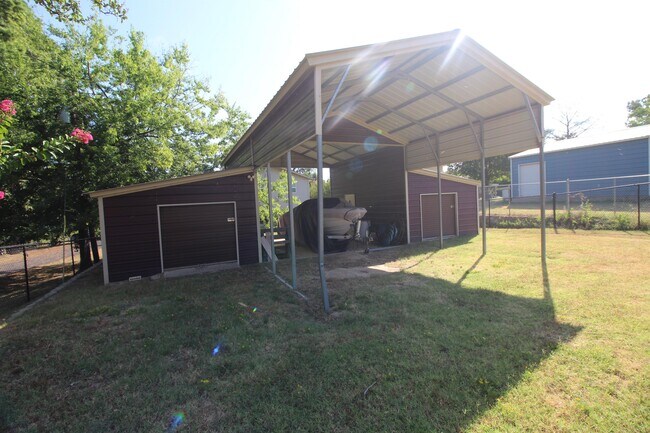 Building Photo - 223 Whispering Oaks Trail