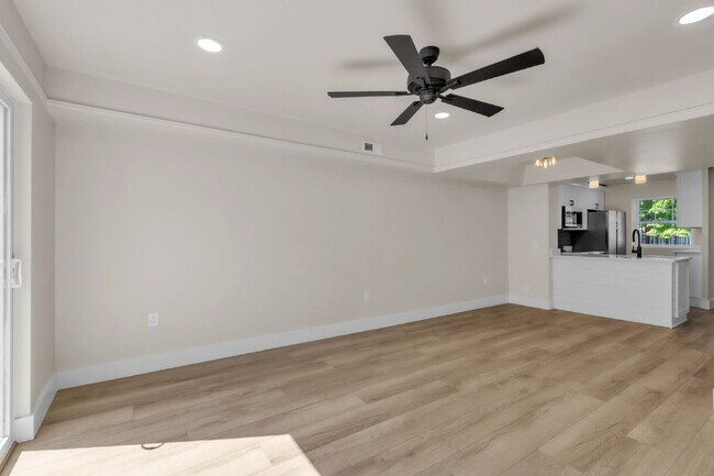 Building Photo - Newly Renovated 2 BR/ 1.5 BA Condo off Eas...