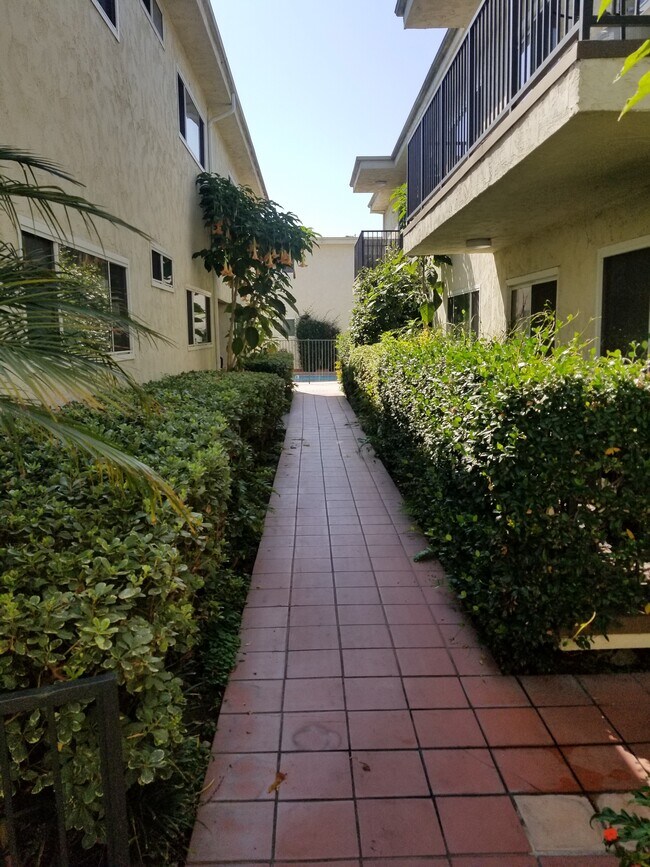 Courtyard Walkway - 10925 Palms Blvd