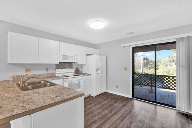 Foto del edificio - Second Floor Apartment Available in Wilmington!