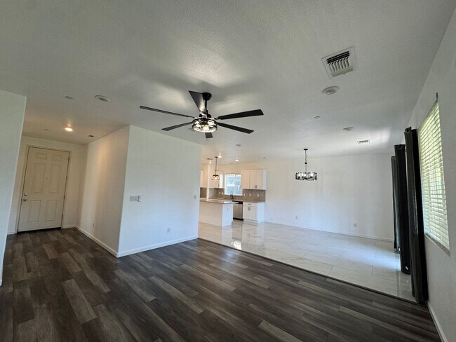 Foto del edificio - 2469 S Rogers Ln