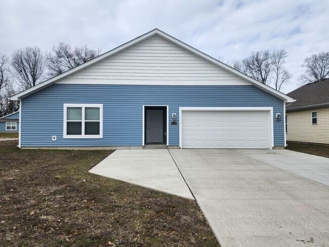 Foto del edificio - Experience modern living in this beautifully designed 4-bedroom, 2 full-bath home located East of...