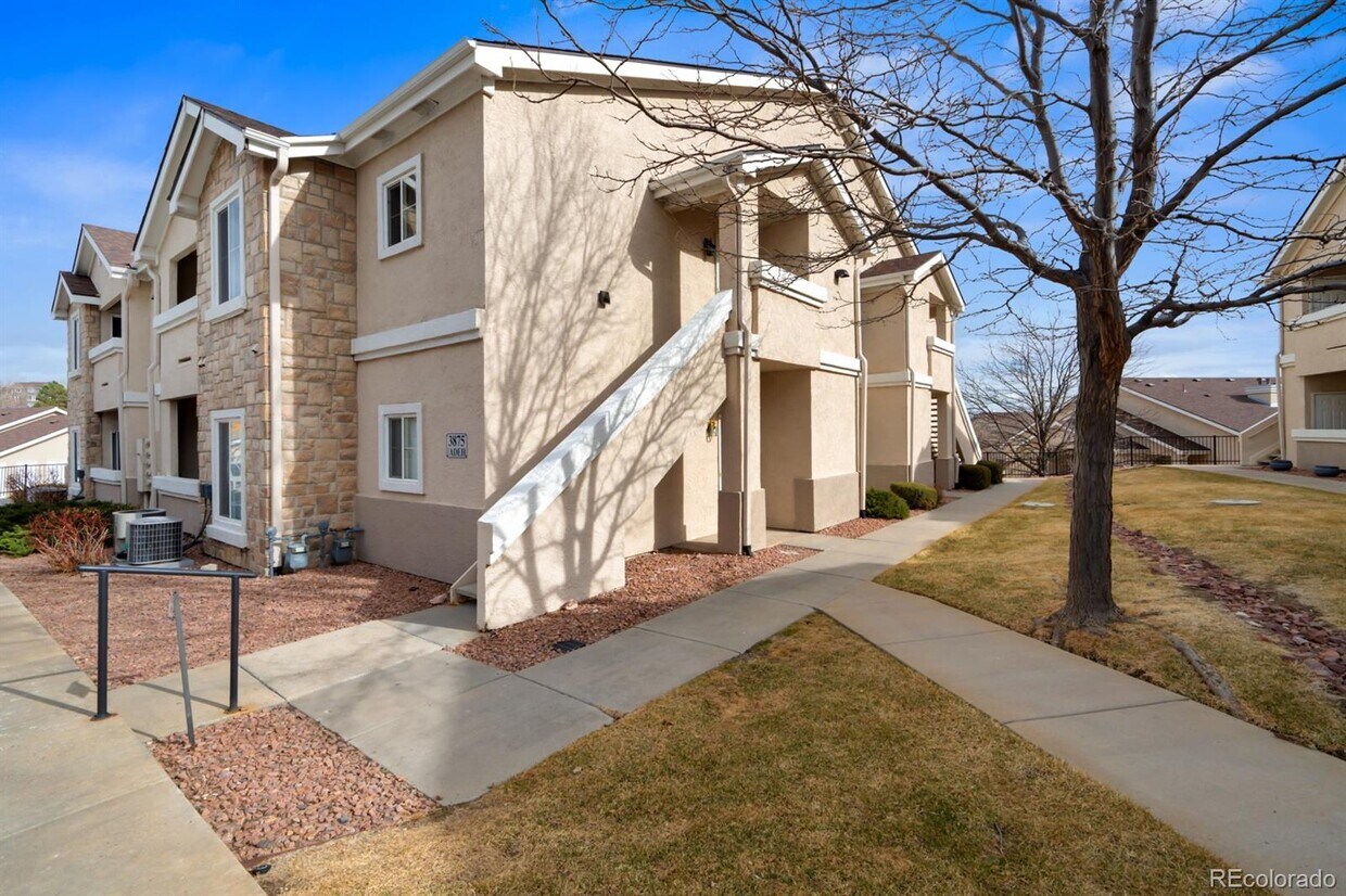 Foto principal - 3875 Strawberry Field GR #E, Colorado Spri...