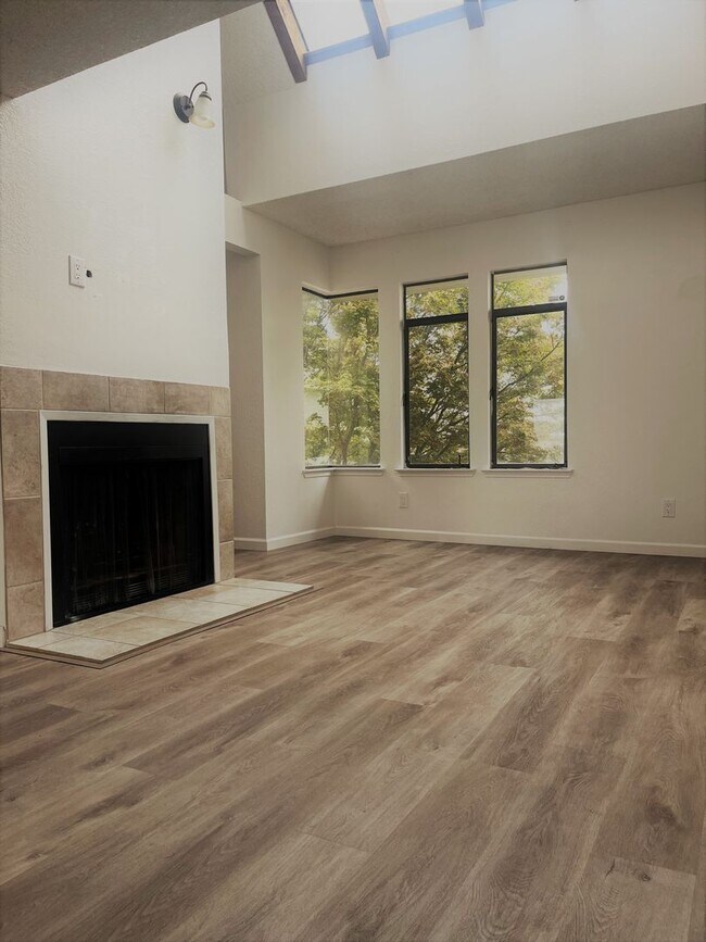 Foto del edificio - MOVE IN SPECIAL- 2 Bed 1.5 Bath Townhome Available Now!