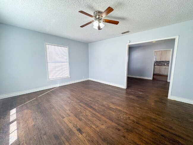 Building Photo - Updated 2-Bedroom Home!
