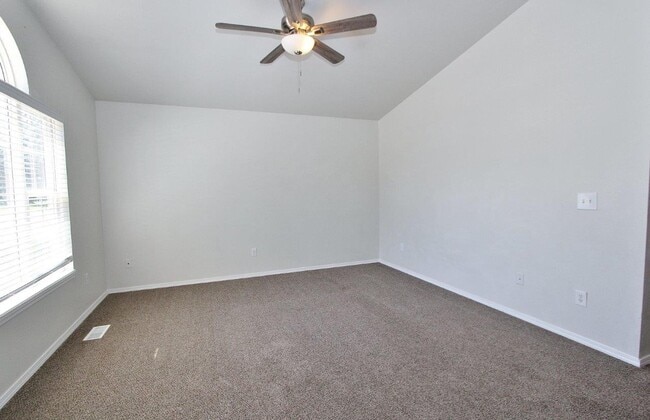 Building Photo - Immaculate Single-Level Home in Quiet Neighborhood