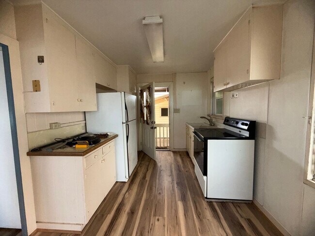 Foto del edificio - 3 bdrm, 2 bath with a private yard