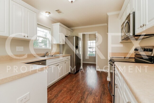 Building Photo - Charming 3 Bedroom!