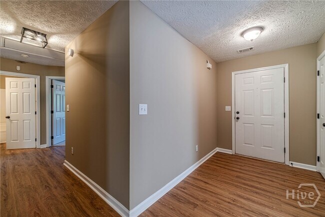 Building Photo - 701 Woodland Ridge Dr